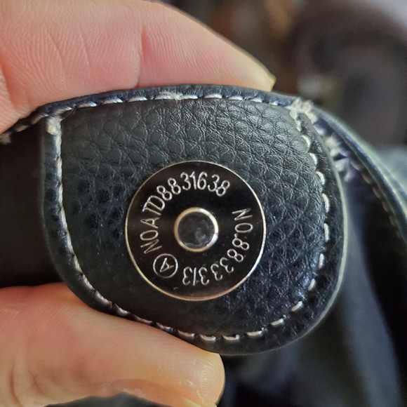 Nwot, Tahari XX large tote bag adjust to two sizes - Picture 2 of 8